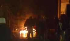 محتجون أشعلوا إطارات عند بوابة سراي طرابلس لمناسبة ذكرى وفاة شاب باحتجاجات العام الماضي