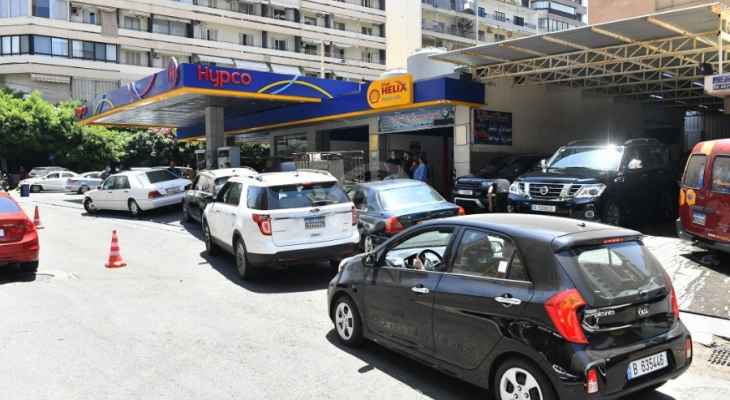"صوت لبنان": شركات النفط توقف تسليم البنزين بعد طلب "مصرف لبنان" من أصحاب المحطات تأمين 10% من الدولار