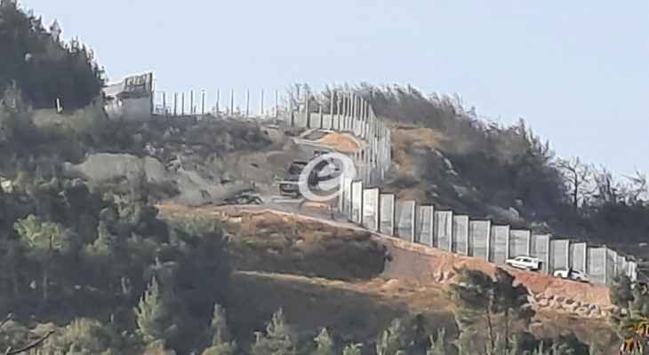 النشرة: الجيش الإسرائيلي استأنف تركيب سياج معدني عازل في محيط مستعمرة مسكاف عام