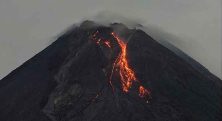 وكالة إدارة الكوارث في إندونيسيا: ارتفاع عدد ضحايا ثوران بركان سيميرو إلى 13