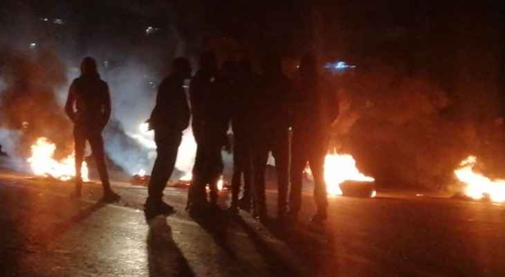 أهالي اللبنانيين المحتجزين في تركيا يقطعون الطريق الذي يربط الميناء بطرابلس بالإطارات المشتعلة