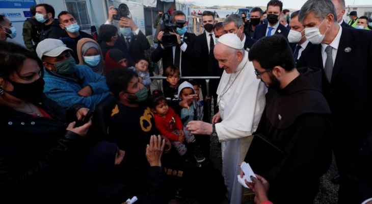 البابا فرنسيس على جزيرة اللاجئين في اليونان: لا تستغلوا المهاجرين في السياسة